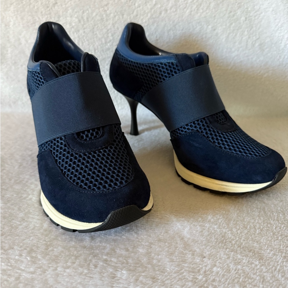 Chic Blue Heels with Streamlined Silhouette